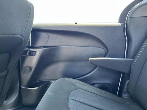 Used 2020 Chrysler Pacifica Touring w/ S Appearance Package FWD image 22