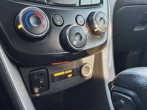 Used 2019 Chevrolet Trax LT w/ LT Convenience Package image 31