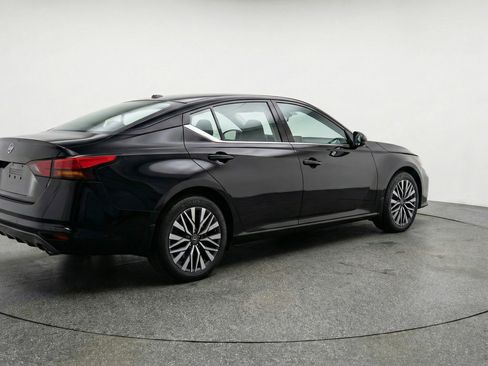 Used 2025 Nissan Altima 2.5 SV image 9
