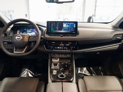 Used 2025 Nissan Rogue SL w/ Tech Package image 9