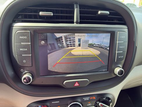Used 2025 Kia Soul LX w/ LX Technology Package FWD image 24