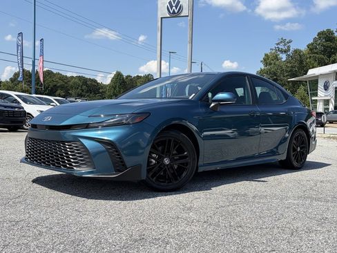 Used 2025 Toyota Camry SE FWD image 1