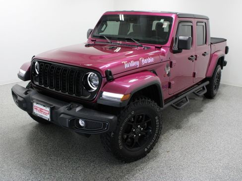 Used 2024 Jeep Gladiator Sport AWD/4WD image 2