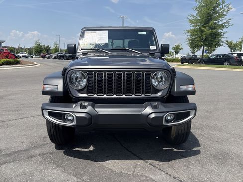 Used 2025 Jeep Gladiator Sport AWD/4WD image 3