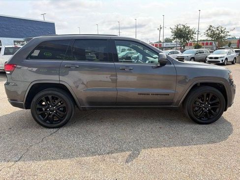 Used 2019 Jeep Grand Cherokee Altitude AWD/4WD image 6