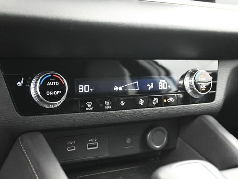 Used 2024 Mitsubishi Outlander SE image 17