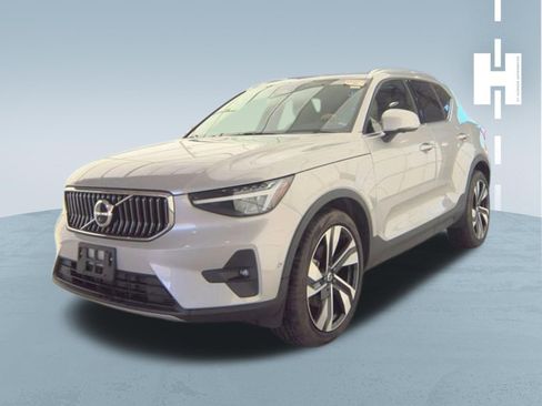 Used 2023 Volvo XC40 B5 Plus w/ Driver Assist Package image 2