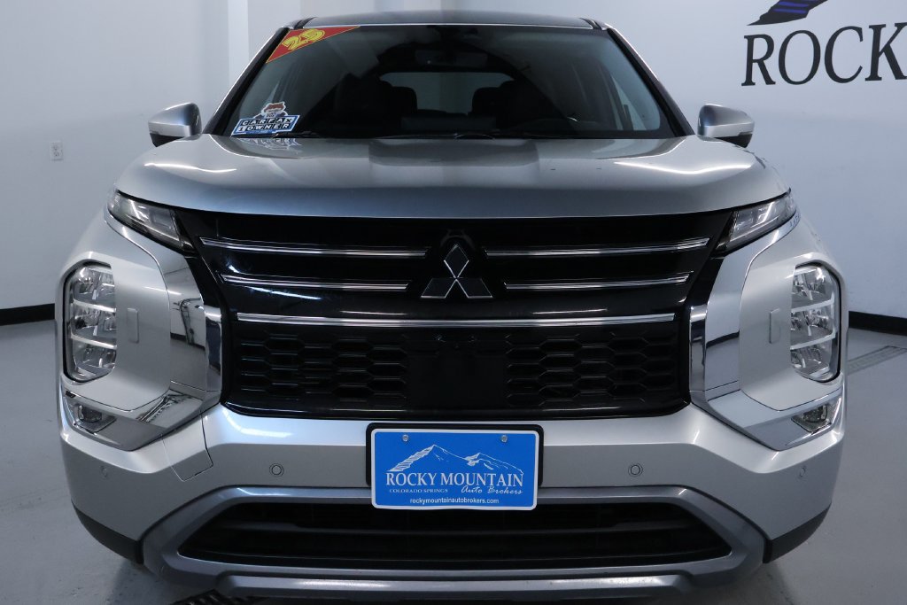 Used 2025 Mitsubishi Outlander SE AWD/4WD image 2