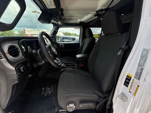 Used 2025 Jeep Wrangler Unlimited Sahara AWD/4WD image 27