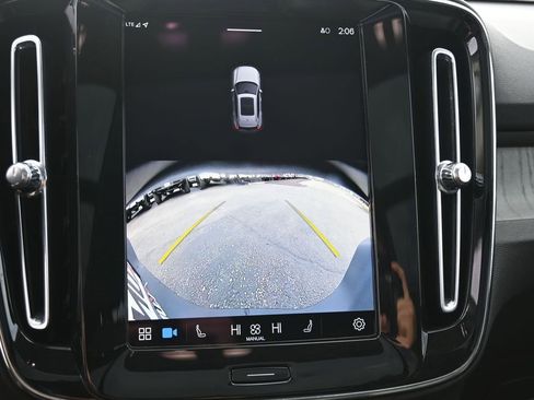 Used 2024 Volvo XC40 B5 Core image 24