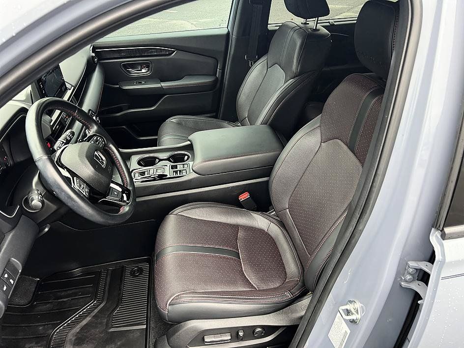 Used 2025 Honda Pilot Black Edition image 13