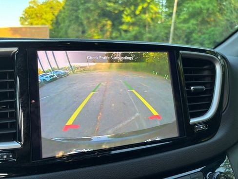 Used 2025 Chrysler Pacifica Select image 24