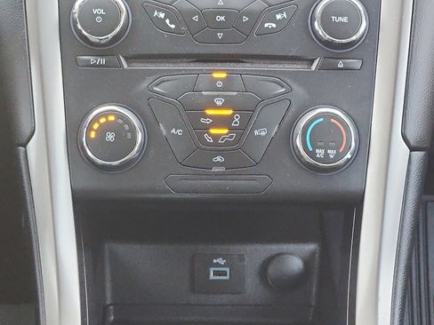 Used 2017 Ford Fusion SE image 18