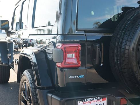 Used 2024 Jeep Wrangler Unlimited Sahara w/ Technology Group AWD/4WD image 13