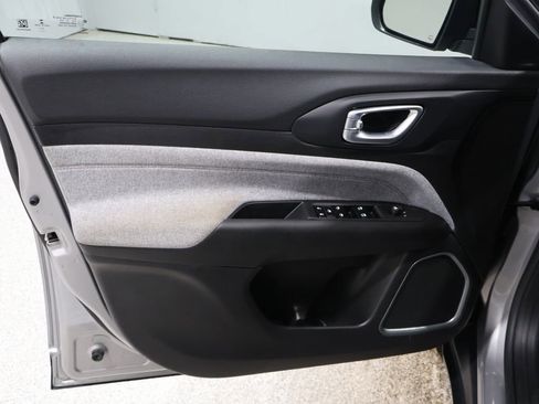 Used 2023 Jeep Compass Latitude image 13