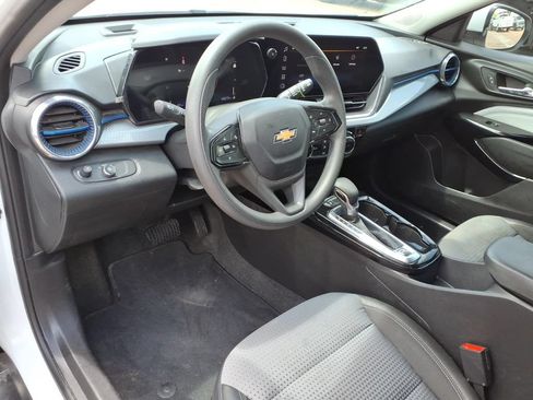 Used 2025 Chevrolet Trax LT FWD image 9
