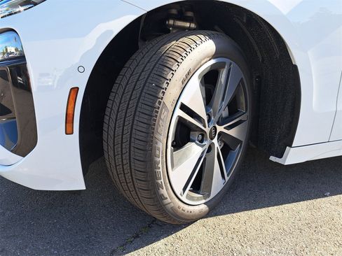 New 2025 Audi A6 e-tron Premium image 36