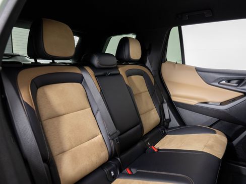 Used 2025 Chevrolet Equinox ACTIV w/ Safety and Technology Package image 26