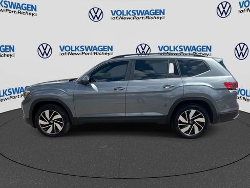 Used 2024 Volkswagen Atlas SE w/ Panoramic Sunroof Package FWD image 11