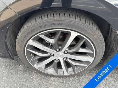 Used 2022 Honda Civic Touring image 2