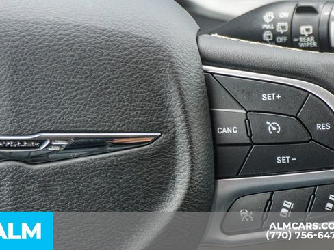 Used 2023 Chrysler Pacifica Touring-L FWD image 31
