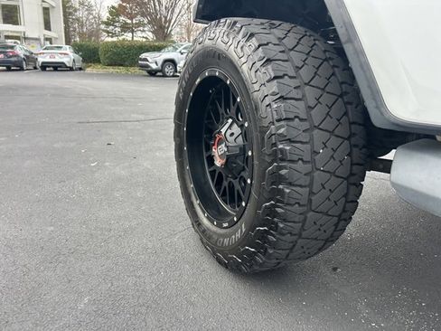 Used 2018 Jeep Wrangler Unlimited Sahara image 10