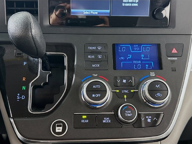 Used 2017 Toyota Sienna LE FWD image 18