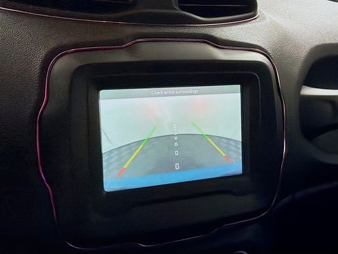 Used 2020 Jeep Renegade Latitude FWD image 23