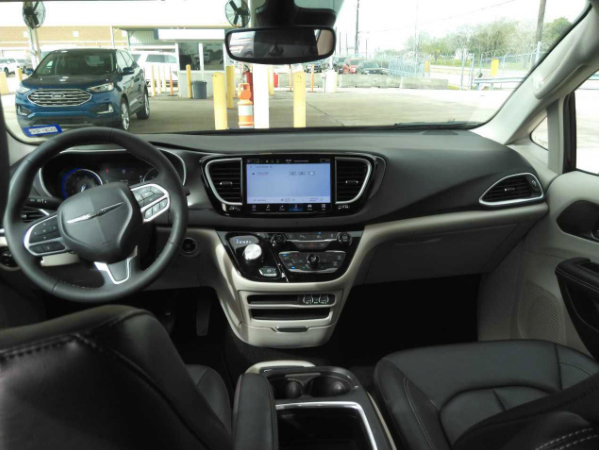 Used 2024 Chrysler Pacifica Touring-L FWD image 5