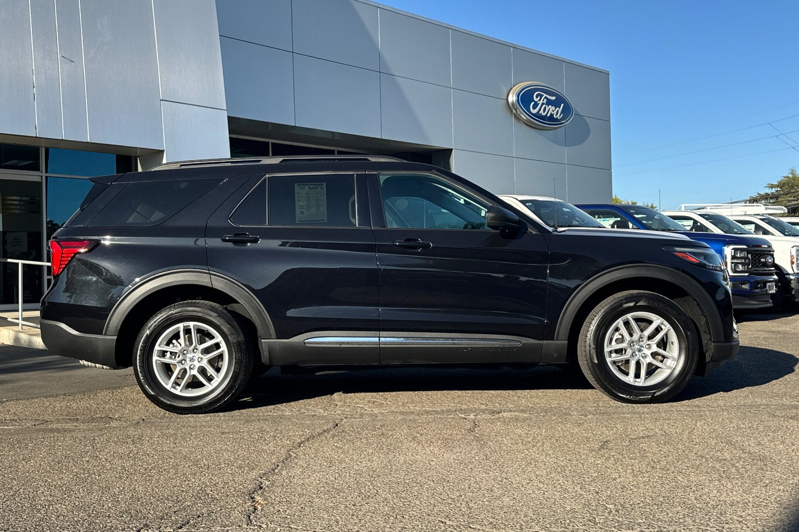 Used 2025 Ford Explorer Active AWD/4WD image 3