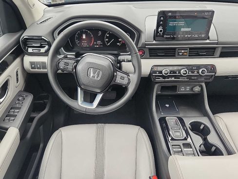 Certified 2023 Honda Pilot Touring image 11