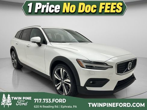 Used 2025 Volvo V60 B5 Cross Country Plus AWD/4WD image 1