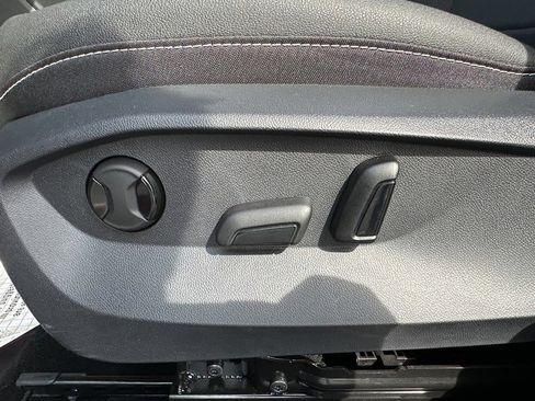 Used 2024 Volkswagen Taos SE w/ Panoramic Sunroof Package image 11