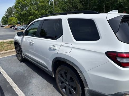 Used 2025 Honda Pilot Sport image 7