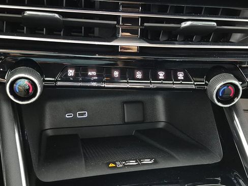New 2026 Chevrolet Traverse RS w/ LPO, Floor Liner Package FWD image 17