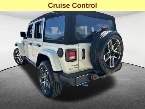 Used 2024 Jeep Wrangler Unlimited w/ Convenience Group AWD/4WD image 10
