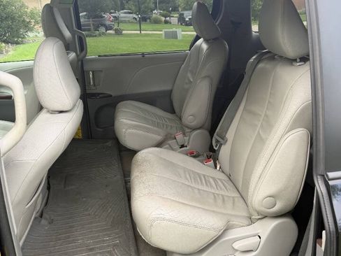 Used 2012 Toyota Sienna XLE w/ Entertainment Pkg FWD image 12