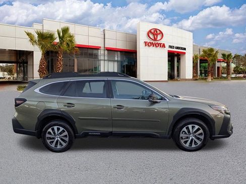 Used 2025 Subaru Outback Premium AWD/4WD image 3