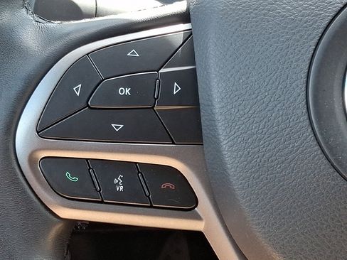 Used 2019 Jeep Cherokee Latitude Plus w/ Cold Weather Group AWD/4WD image 20