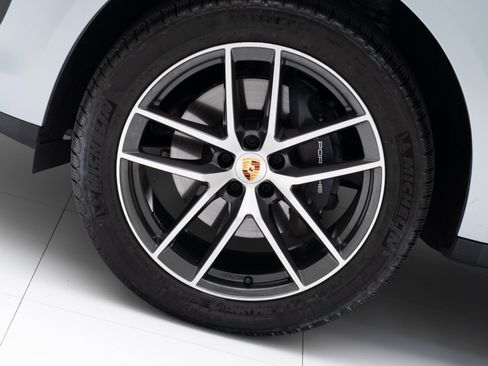 Certified 2025 Porsche Macan AWD/4WD image 12