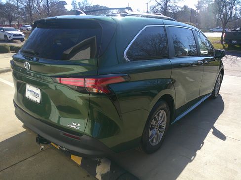 Used 2021 Toyota Sienna XLE image 12