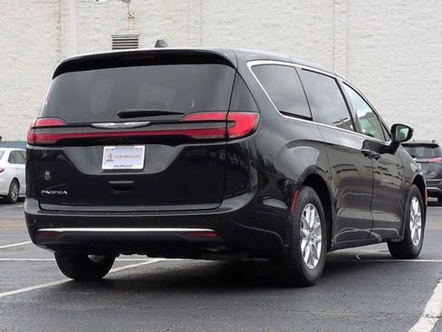 Used 2024 Chrysler Pacifica Touring-L FWD image 5