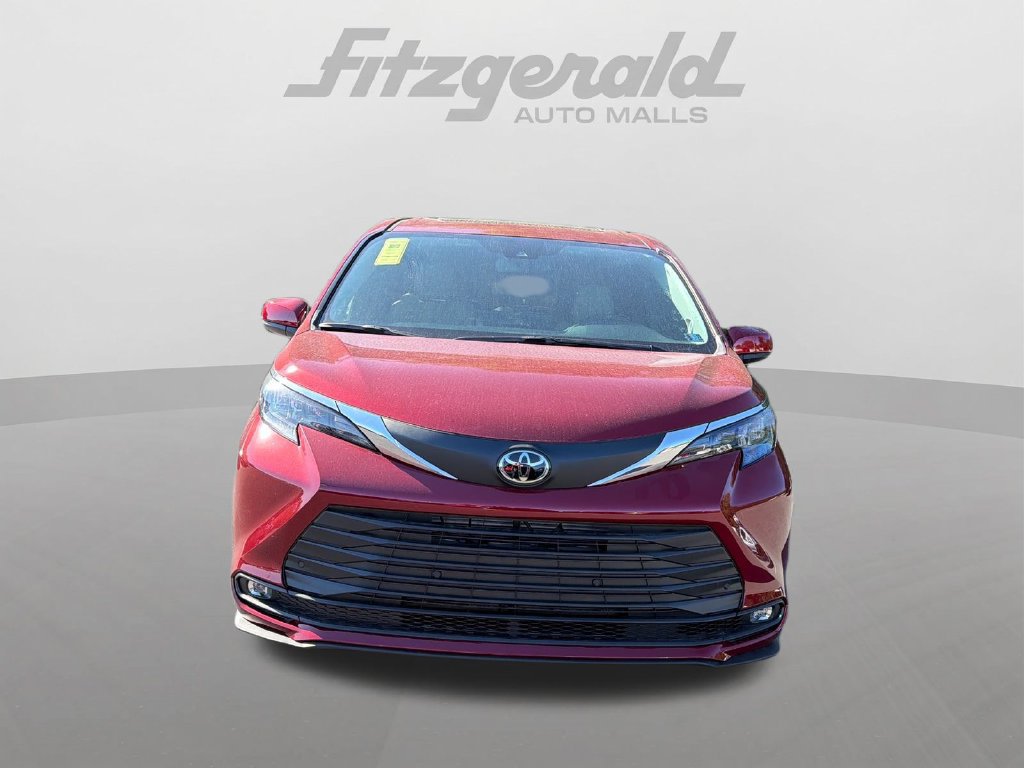Used 2026 Toyota Sienna XLE FWD image 2