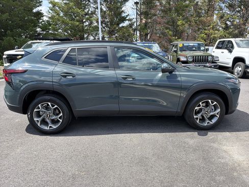 Used 2025 Chevrolet Trax LT FWD image 11