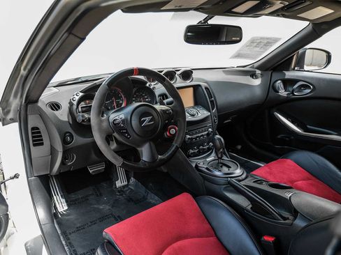 Used 2020 Nissan 370Z NISMO RWD image 3
