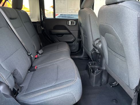 Used 2025 Jeep Wrangler Sahara image 24