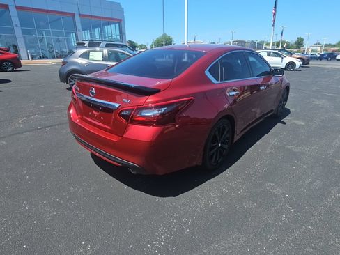 Used 2017 Nissan Altima 2.5 SR w/ Midnight Edition Package FWD image 3