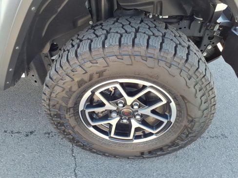 Used 2025 Jeep Gladiator Rubicon w/ Convenience Group AWD/4WD image 29