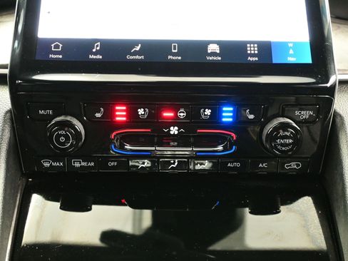 Used 2024 Jeep Grand Cherokee Limited w/ Luxury Tech Group II image 21