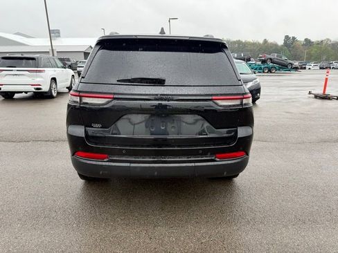 Used 2023 Jeep Grand Cherokee Laredo AWD/4WD image 7